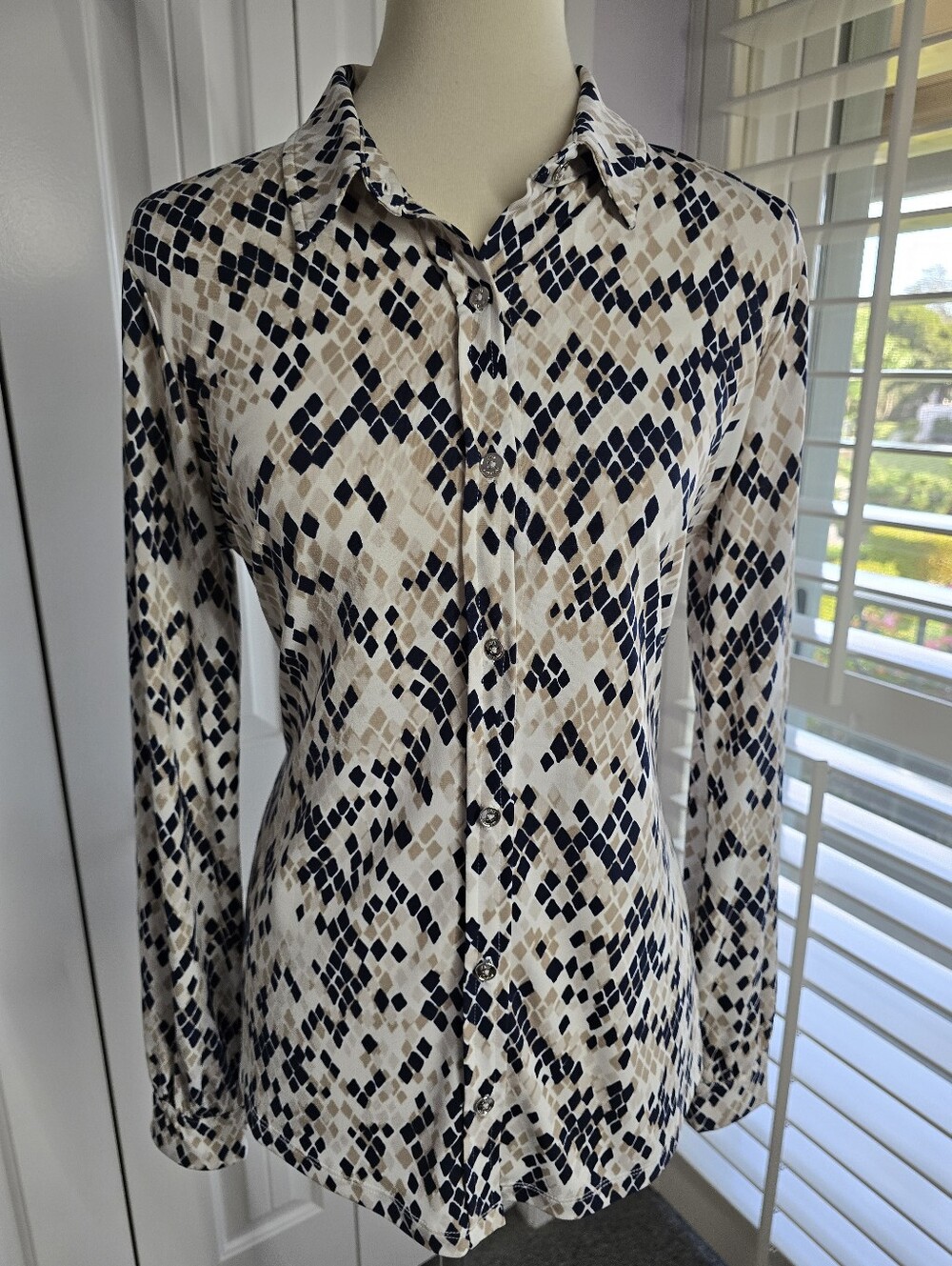 Jones New York Long-Sleeve Button-Down Shirt in Navy/Tan/Beige Diamond Pattern